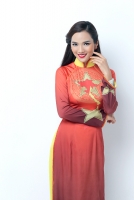 Người yêu Ưng Hoàng Phúc nền nã với áo dài Việt Nam