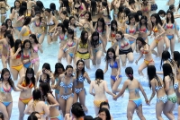 Shock với Hàng nghìn cô gái mặc bikini xếp hình cá heo